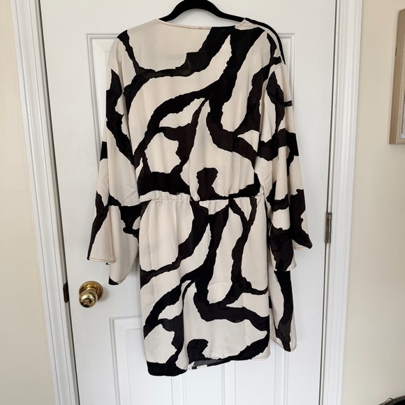 NWT! XL! H&M Black and Cream Patterned Satin Wrap Mini Dress - FREE SHIPPING - Picture 5 of 5